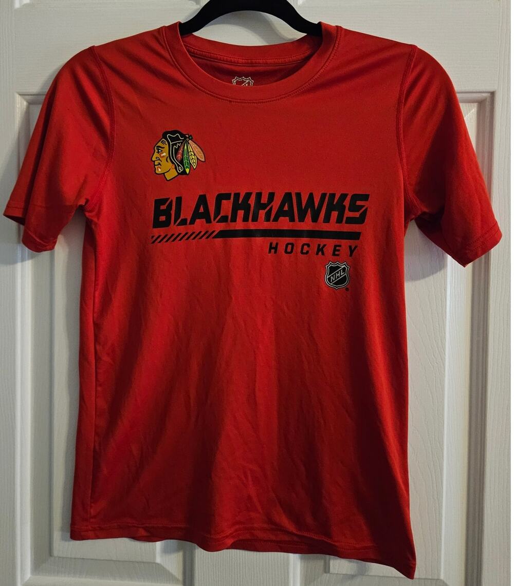 Youth Size M (10-12) Chicago Blackhawks Hockey NHL Tshirt SS Red Black